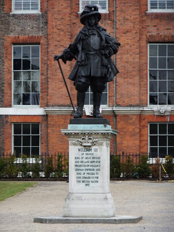 1200px-William_III_of_Orange_statue,_Kensington_Palace_-_DSCF0293